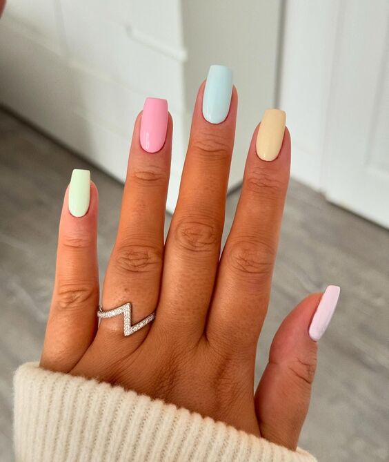 Chic Summer Nails: Coffin Acrylics in Bold Colors & Elegant Designs