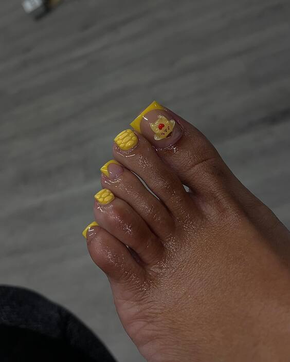 2024's Trendiest Beach Toe Nail Styles: From Classic Reds to Shimmering Florals