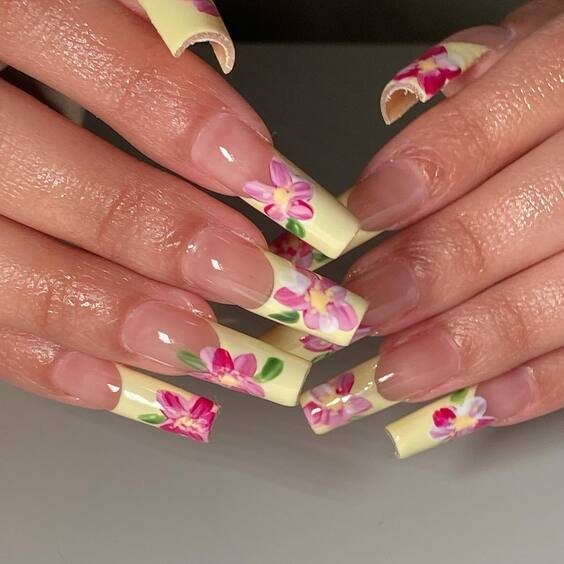 21 ideas Classy Summer Nails 2024: Chic Designs, French Tips & Floral Art