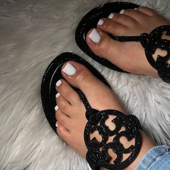 Chic Summer White Toe Nail Designs for Stylish Pedicures