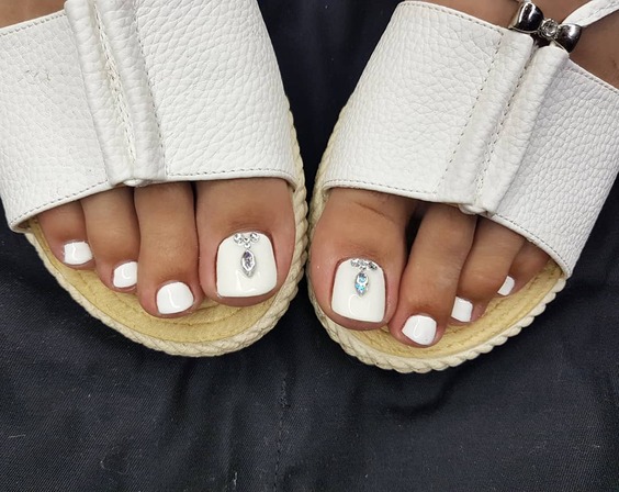 20 Stunning White Toenail Designs: From Elegant Florals to Bold Neons