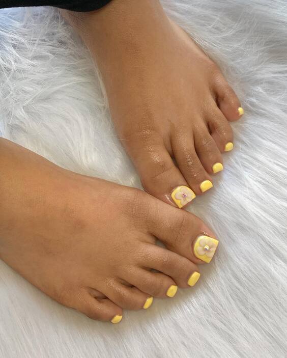 20 Brighten Your Style with Stunning Yellow Toe Nail Designs