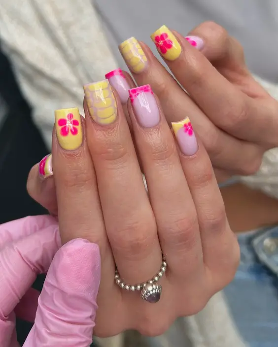 23 Stunning July Summer Nail Designs: Abstract, Folk Art, and Floral Manicures