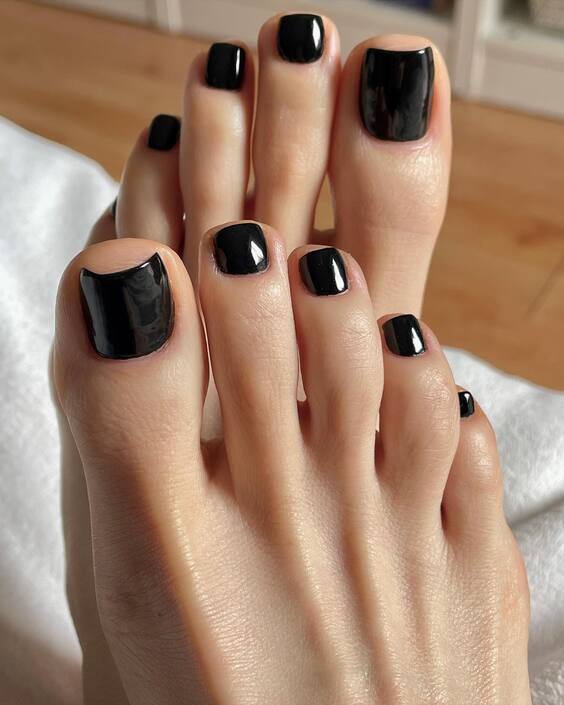 21 Top August 2024 Toe Nail Colors: Find Your Perfect Summer Style!