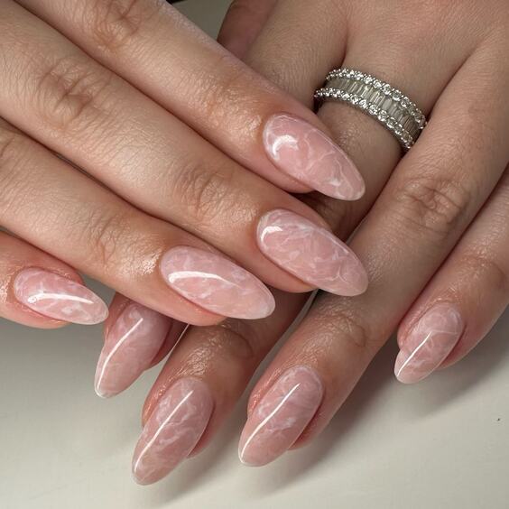 21 Stunning Fall Almond-Shaped Nail Designs to Try This Season