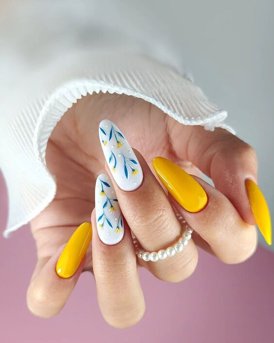 20 Stunning Yellow Fall Nail Designs for a Vibrant Autumn Look