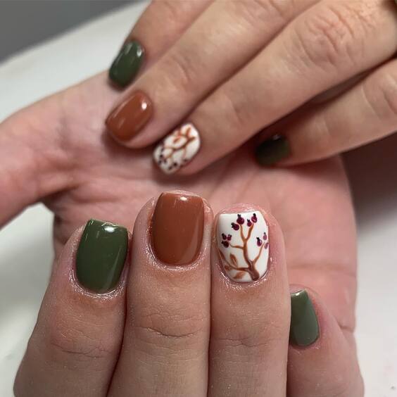 19 Autumn Nail Art: Discover Stunning Fall Tree Designs