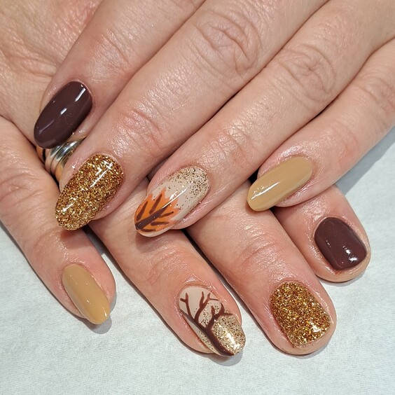 19 Autumn Nail Art: Discover Stunning Fall Tree Designs