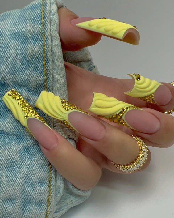 20 Stunning Yellow Fall Nail Designs for a Vibrant Autumn Look