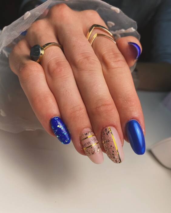 21 Fall Blue Nails 2024: Trendy Designs with Gold Flakes & French Tips