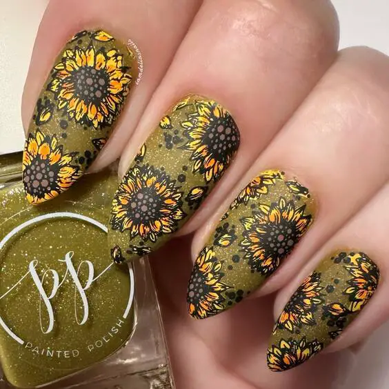 20 Gorgeous Fall Flower Nail Art Ideas for a Stunning Seasonal Manicure
