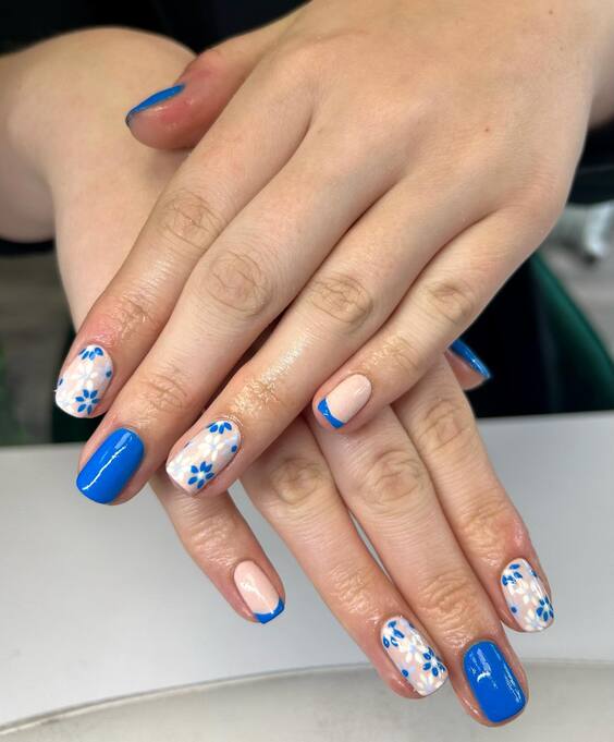 21 Fall Blue Nails 2024: Trendy Designs with Gold Flakes & French Tips