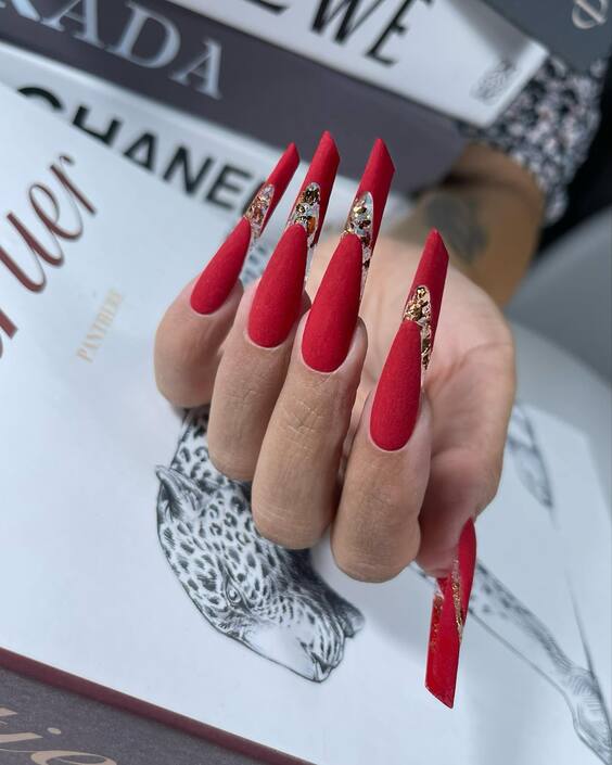 21 Explore Top Winter Nail Designs: From Gothic Stilettos to Elegant Pastels