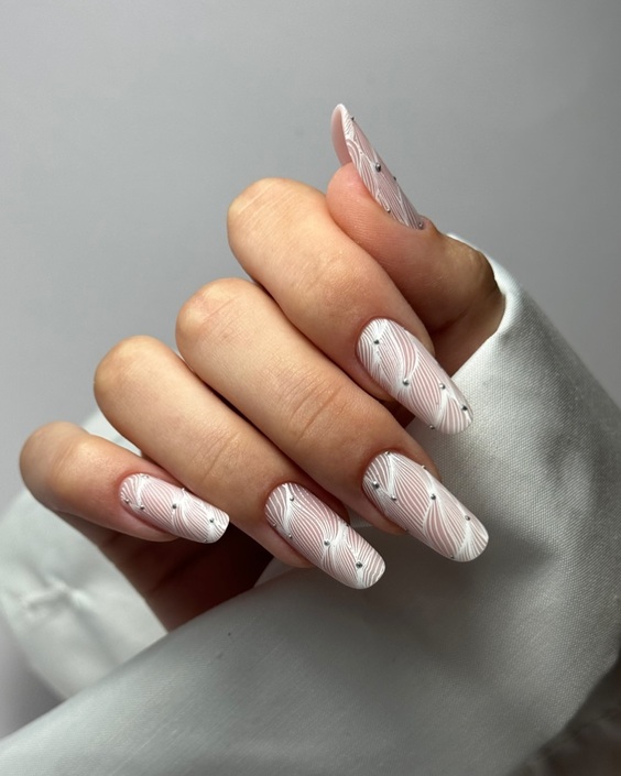 22 Elegant White Fall Nail Designs for a Chic Autumn Look