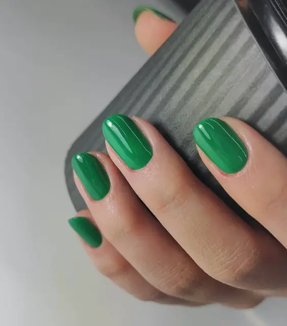 22 Discover the Best Green Nail Colors for 2024: Stylish Ideas and Designs