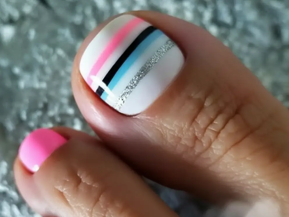 Beach Toe Nails for Summer 2025 Striped & Sparkling Coastal Lines