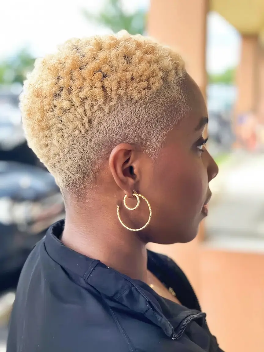 Easy Short Hairstyles for Summer 2025 – Chic Ideas Golden Tapered Curls for Natural Texture