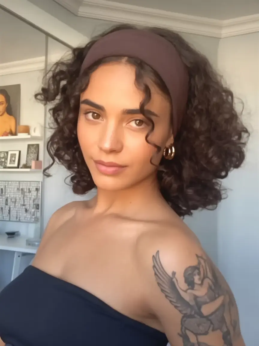 easy summer hairstyles 2025 Soft Curls with a Thick Headband