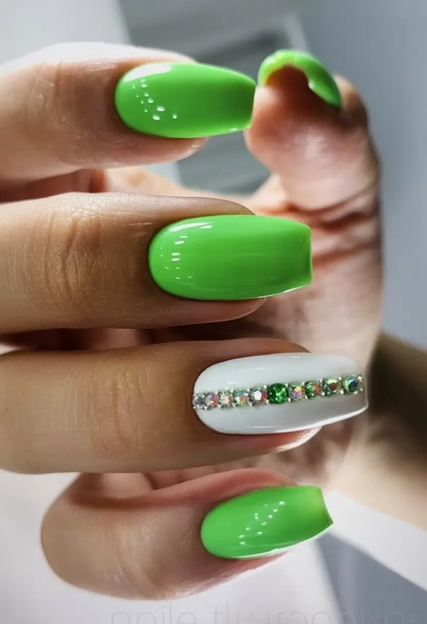 Green Summer Nails for 2025 Days High-Gloss Lime With a Crystal Punch