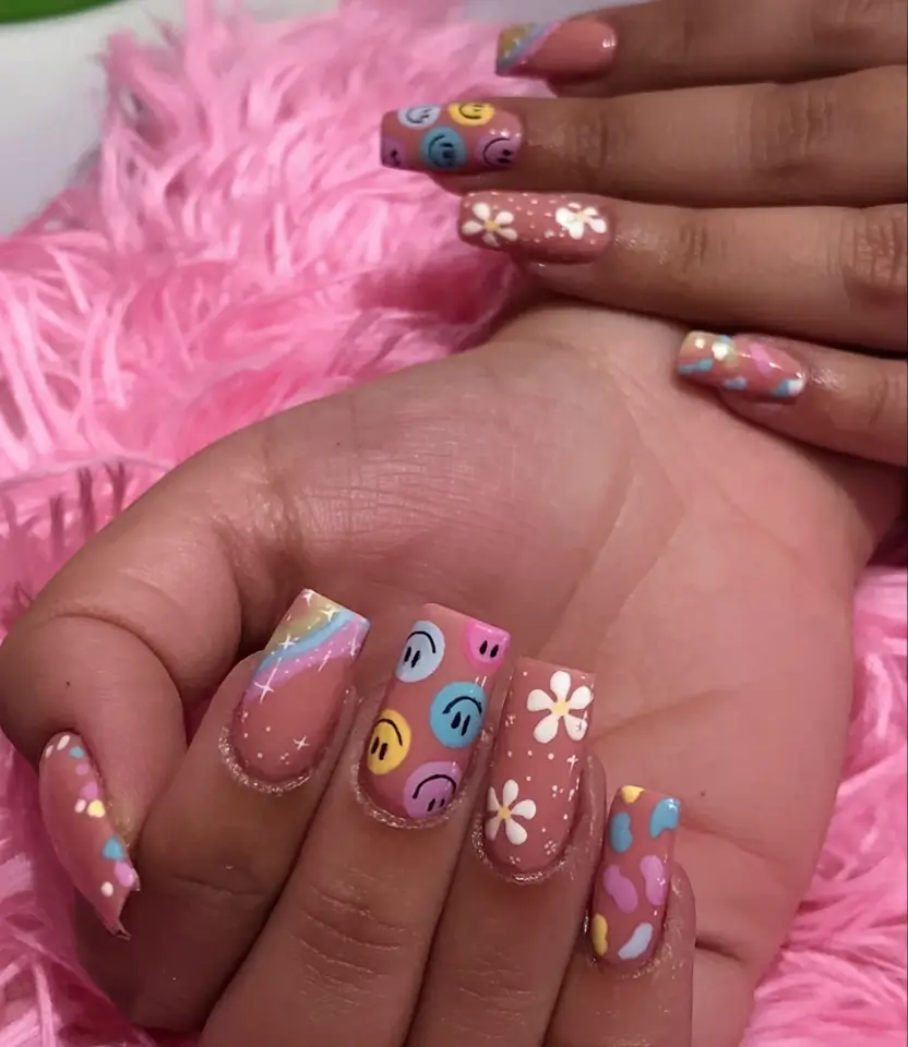Nail Inspo for Summer 2025 Retro Smile & Daisy Vibes