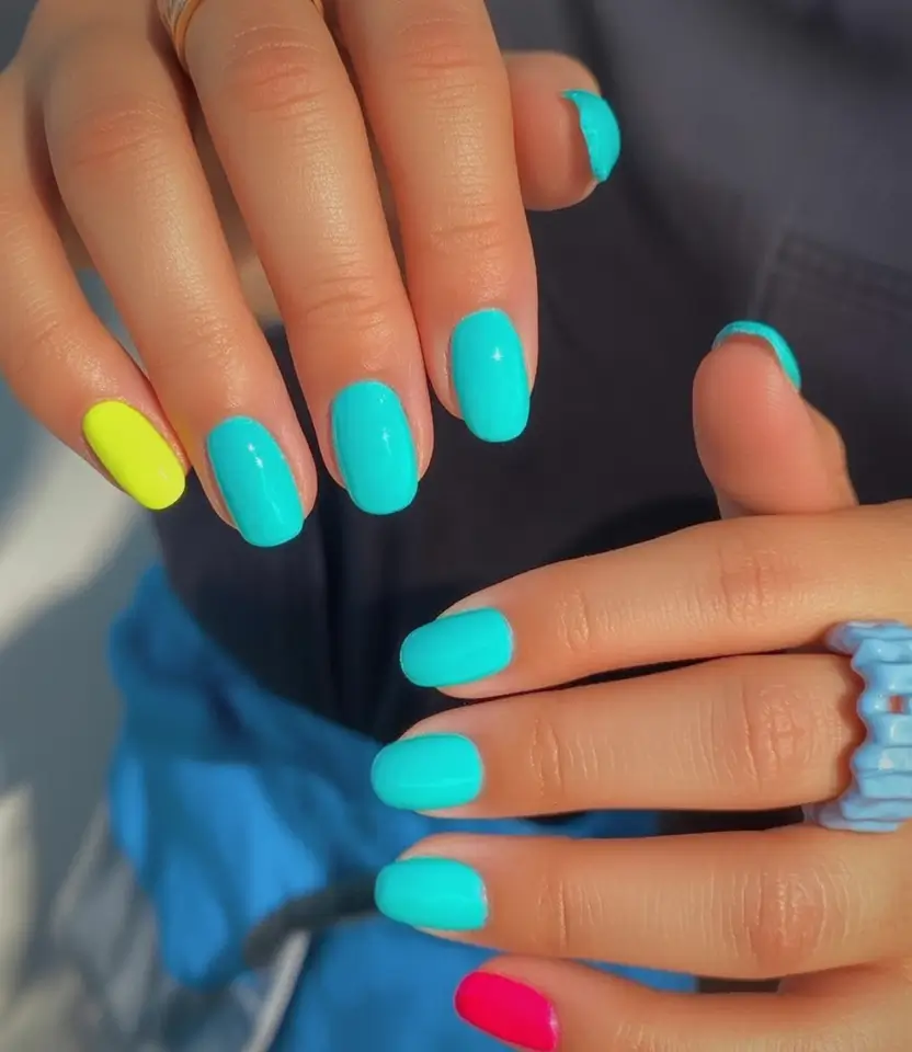 Neon Nails That Pop in 2025 Ocean Dip Shorties With a Citrus Pop