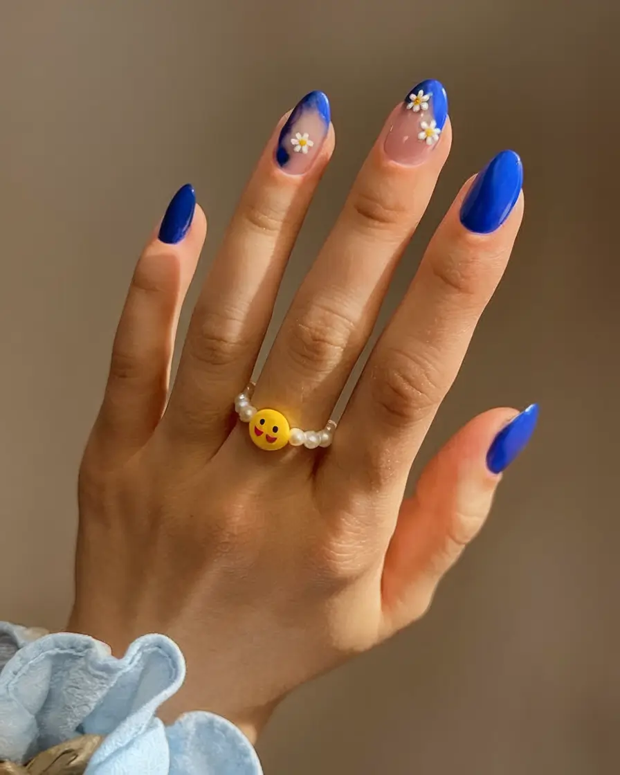 Round Nail Inspo for Summer 2025 Daisy Daydreams with a Blue Twist