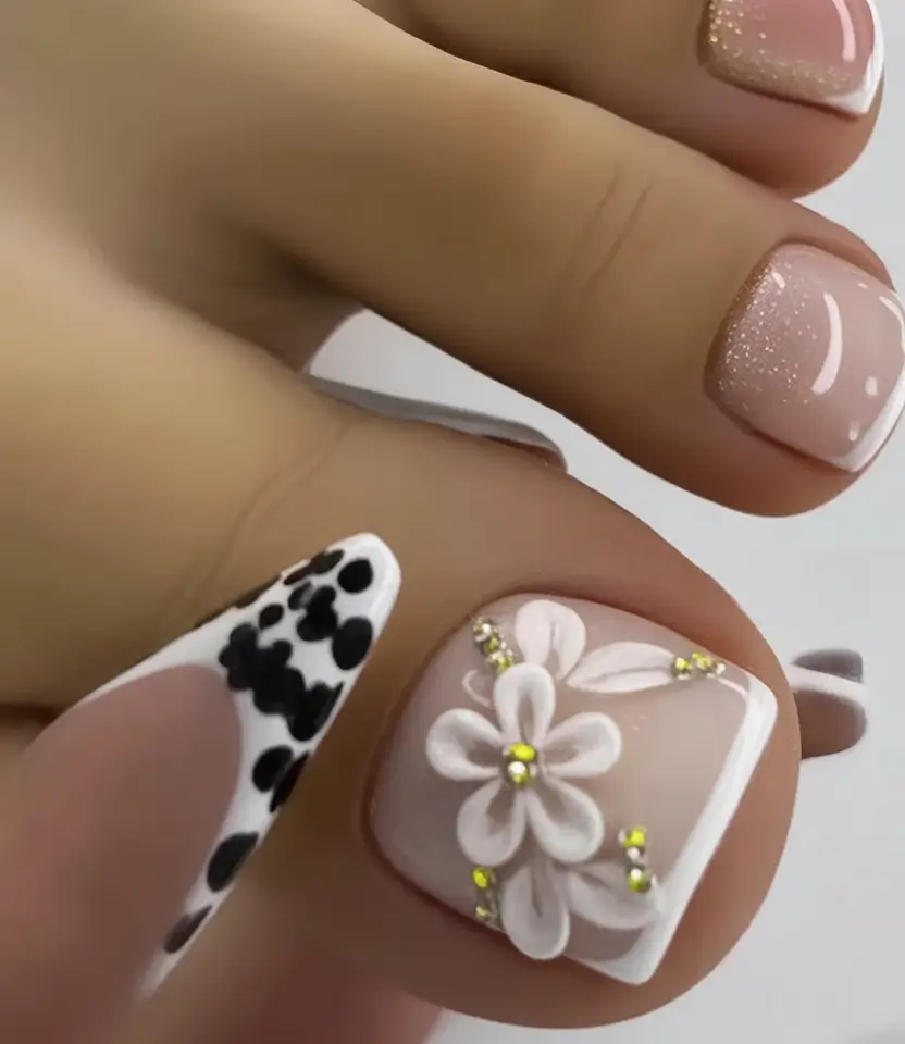 Toe Designs to Try in Summer 2025 3D Florals: Dimensional Daisies With French Accents