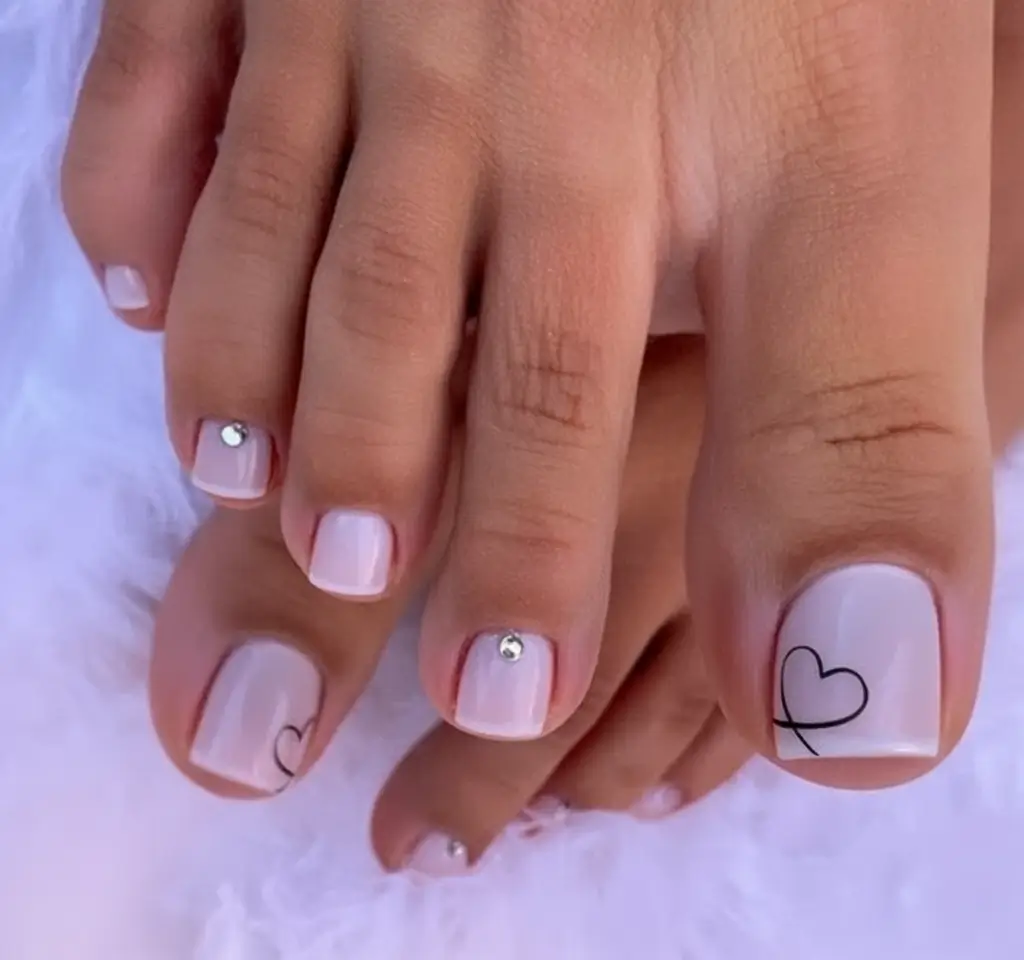 Toe Designs to Try in Summer 2025 Minimal Romance with Crystal and Line Art