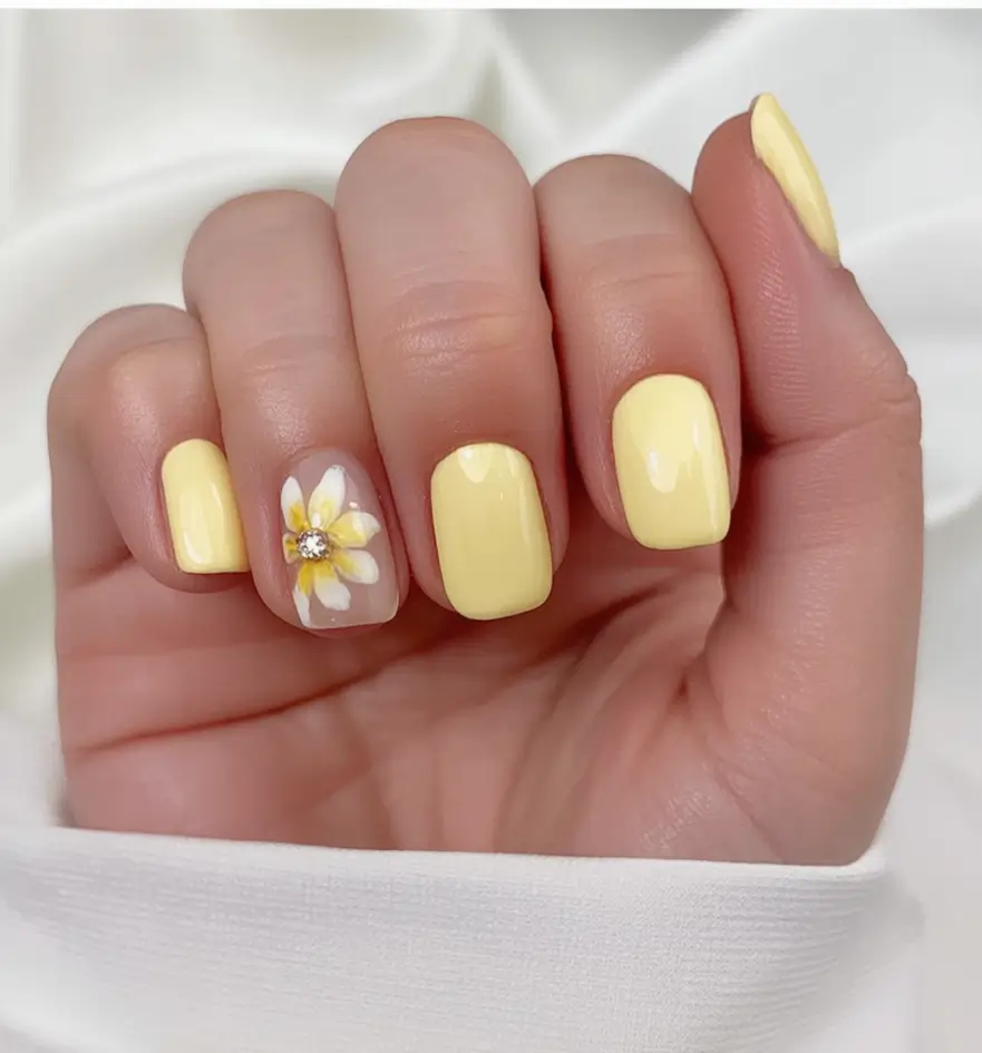 Must-Try Butter Yellow Nails That Scream Summer Vibes Daisy Centerpiece With Crystal Pop