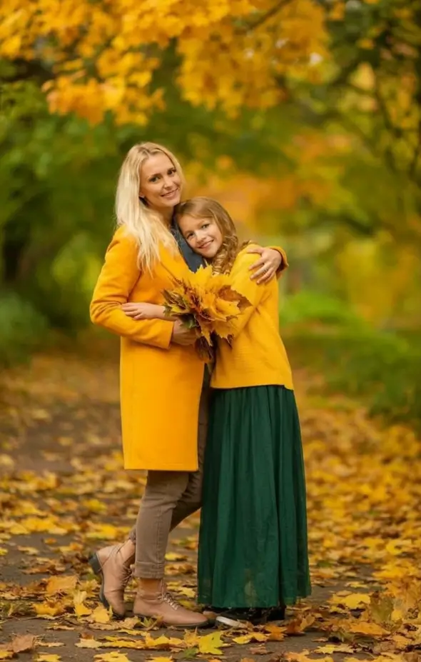 Cozy Fall 2025 outfits for Family Photo Golden Glow with a Touch of Green